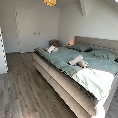 Gemuetliche Neurenovierte Dachgeschosswohnung Erfurt Exterior photo