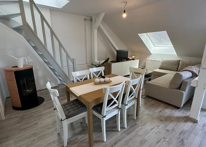 Gemuetliche Neurenovierte Dachgeschosswohnung