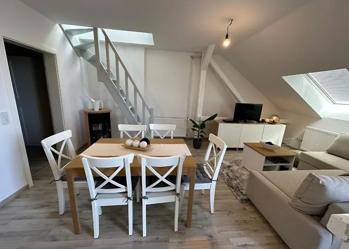 Gemuetliche Neurenovierte Dachgeschosswohnung