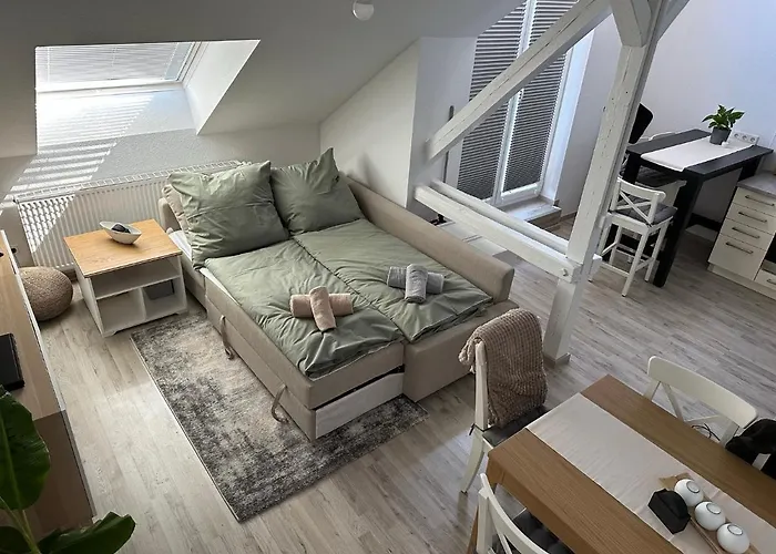 Gemuetliche Neurenovierte Dachgeschosswohnung